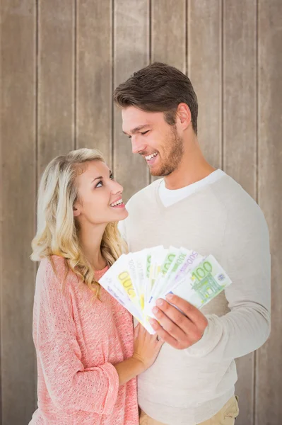 Attrayant couple clignotant leur argent — Photo