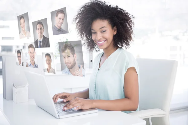 Wanita pengusaha bahagia yang bekerja di laptopnya — Stok Foto
