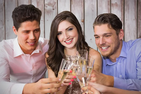 Vänner rosta med champagne — Stockfoto