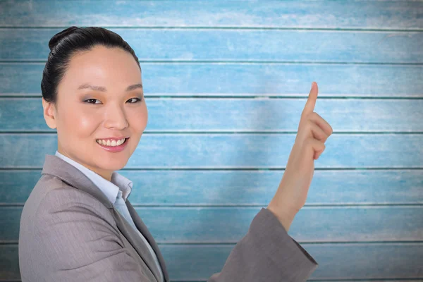 Sorridente asiatico businesswoman indicando — Foto Stock