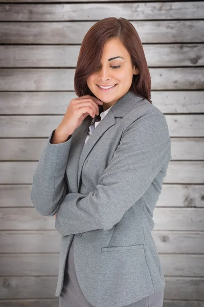 Femme d'affaires réfléchie contre les planches de bois — Photo