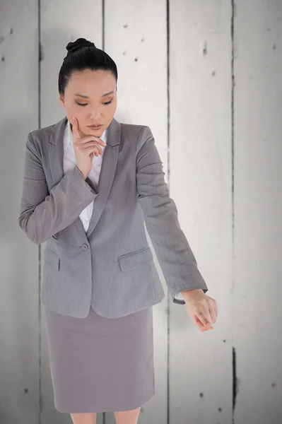 Unsmiling asiático mujer de negocios apuntando — Foto de Stock