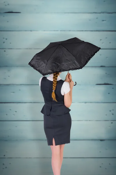 Rothaarige Geschäftsfrau mit Regenschirm — Stockfoto