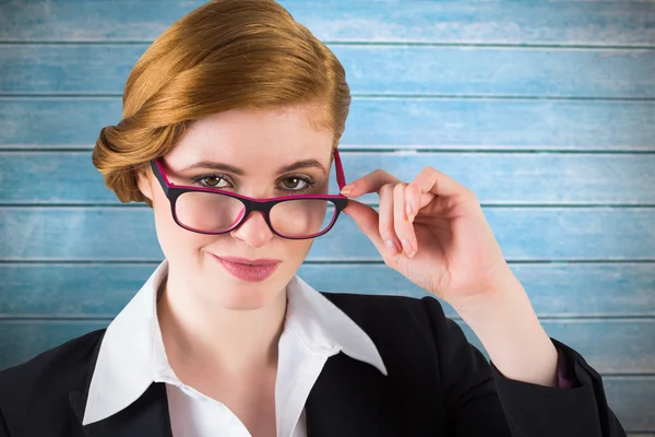 Rossa donna d'affari toccare i suoi occhiali — Foto Stock