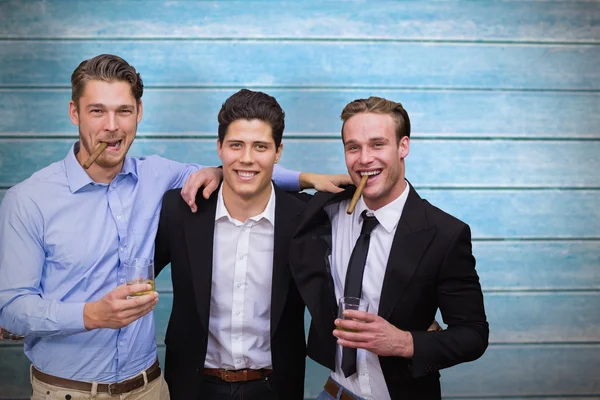 Amigos tomando uma bebida juntos — Fotografia de Stock