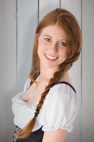 Oktoberfest menina sorrindo para a câmera — Fotografia de Stock