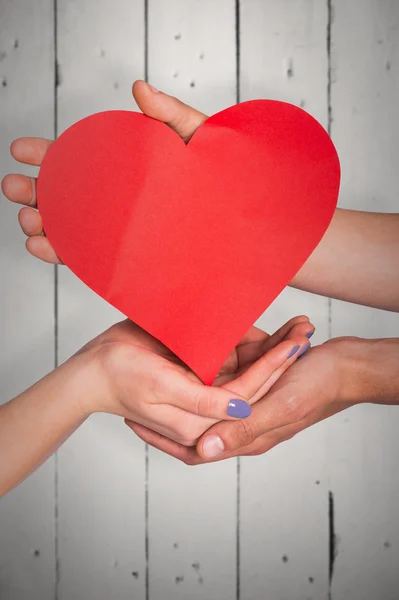 Manos sosteniendo el corazón rojo — Foto de Stock