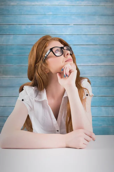 Redhead denken en opzoeken — Stockfoto