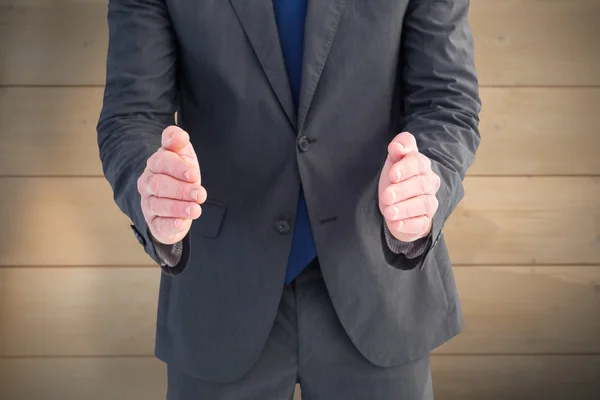 Бизнесмен, стоящий с поднятыми руками — стоковое фото