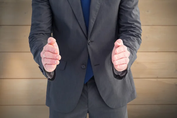 Uomo d'affari in piedi con le mani fuori — Foto Stock