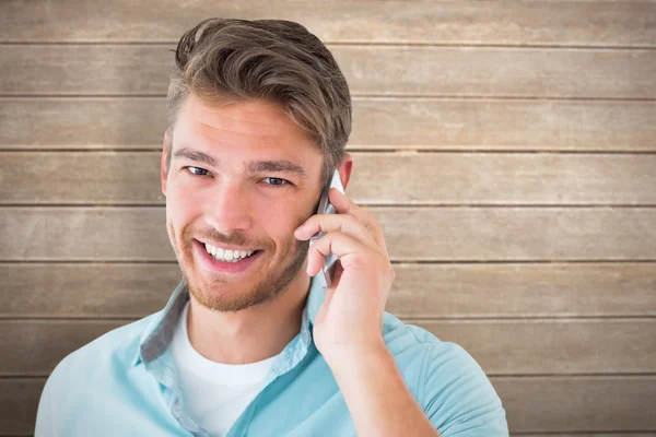 Jonge man praten over zijn smartphone — Stockfoto