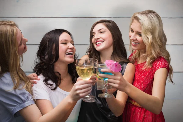 Friends with drinks — Stock Photo, Image