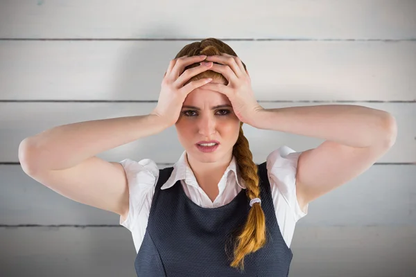 Femme d'affaires stressée avec les mains sur la tête — Photo