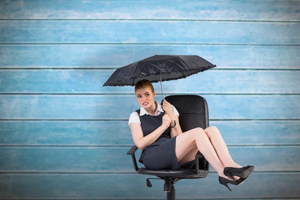 Empresária segurando guarda-chuva — Fotografia de Stock