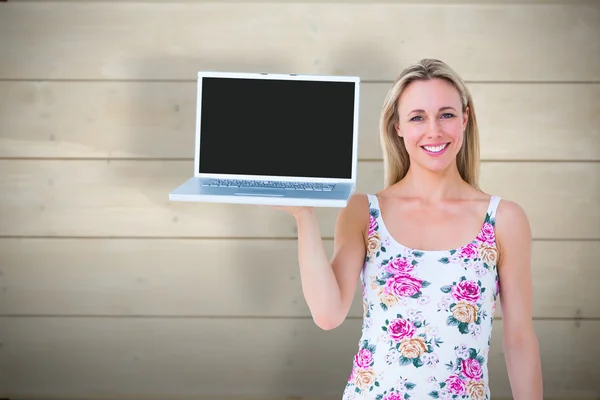 Sonriente rubia sosteniendo portátil y posando —  Fotos de Stock