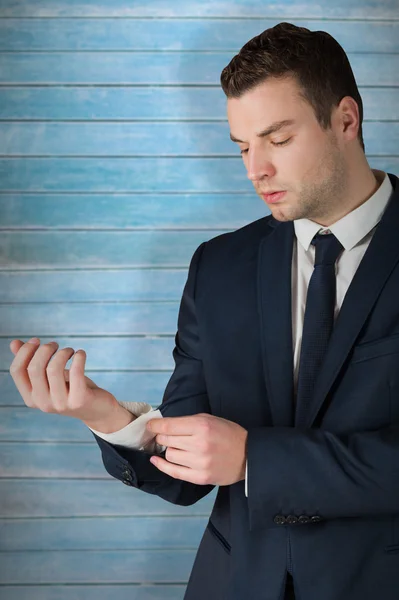 Empresario ajustando sus puños en camisa — Foto de Stock