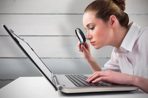 Attenta donna d'affari digitando sul computer portatile — Foto Stock
