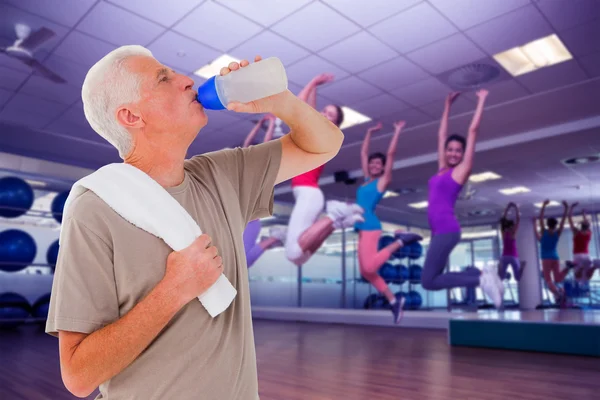 Senior trinkt aus Wasserflasche — Stockfoto