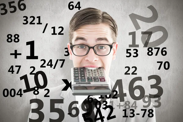 Geeky sonriente empresario mordiendo calculadora — Foto de Stock