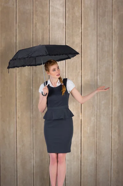 Femme d'affaires rousse tenant parapluie — Photo