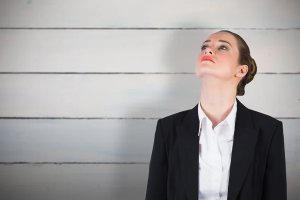 Mujer de negocios mirando hacia arriba — Foto de Stock