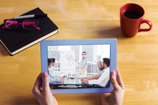 Affärskvinna med Tablet PC på skrivbordet — Stockfoto