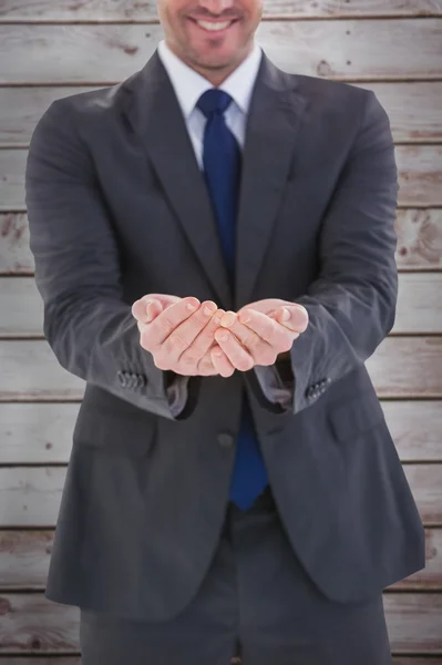 Geschäftsmann präsentiert sich mit Händen — Stockfoto