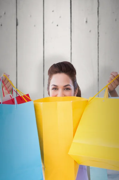 Brunette opening shopping tassen — Stockfoto