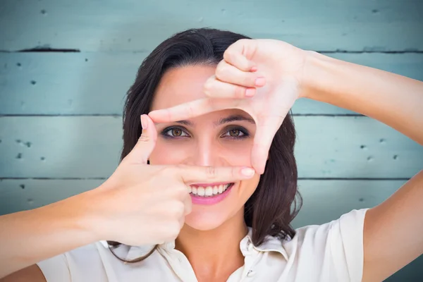 Hübsche Brünette lächelt in die Kamera — Stockfoto