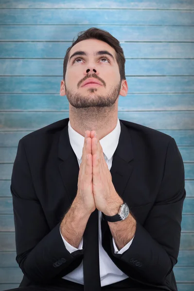 Geschäftsmann mit Hand in Hand betet — Stockfoto