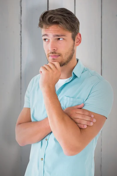 Uomo che pensa con mano sul mento — Foto Stock