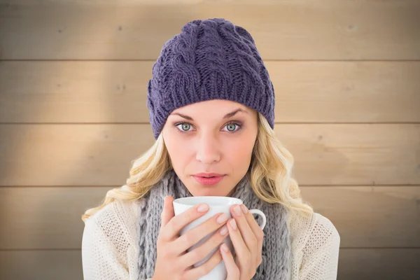 Blondin i vinter mode håller mugg — Stockfoto