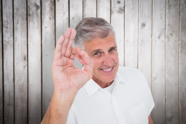 Lässiger Mann zeigt Okay-Zeichen vor Kamera — Stockfoto