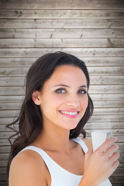 Morena bebiendo vaso de agua — Foto de Stock