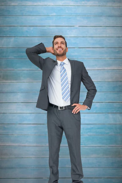 Denken zakenman tegen houten planken — Stockfoto