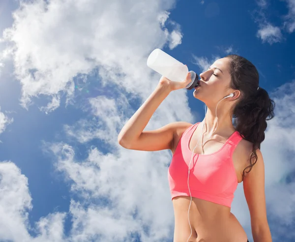 Donna sana bere acqua — Foto Stock