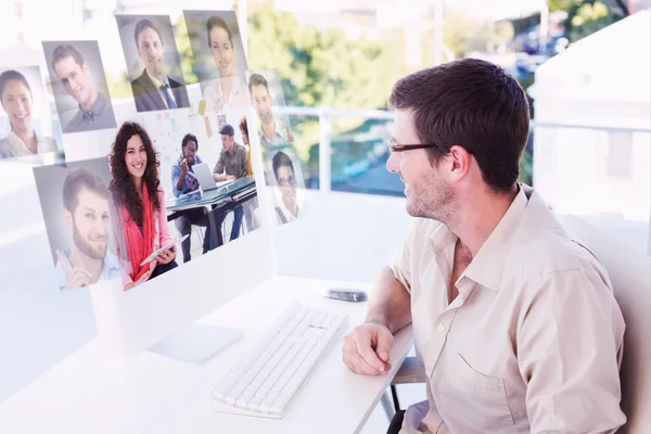 Designer sorrindo usando tablet — Fotografia de Stock