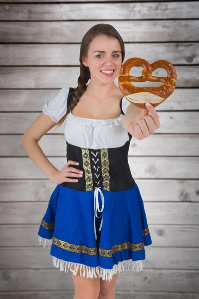 Oktoberfest chica sosteniendo pretzel — Foto de Stock