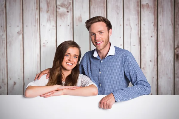 Casal jovem com placa em branco — Fotografia de Stock