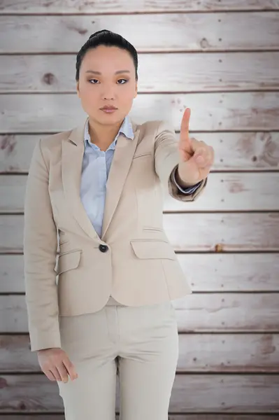 Lächelnde asiatische Geschäftsfrau zeigt — Stockfoto