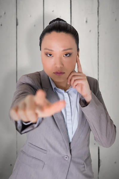 Réfléchi asiatique femme d'affaires pointant — Photo