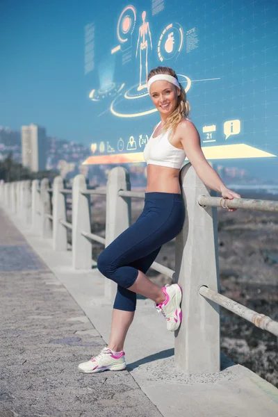 Fit blonde staande op de pier — Stockfoto