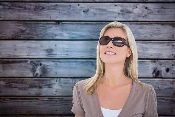 Rubia usando gafas de sol — Foto de Stock