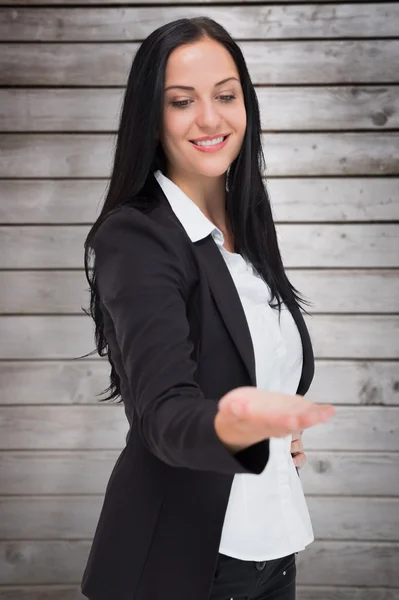 Zakenvrouw presenteren met hand — Stockfoto