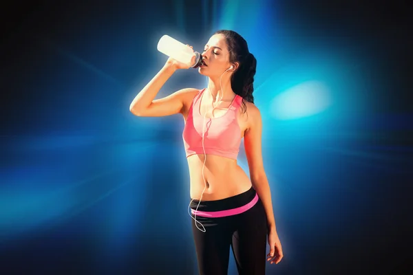 Vacker frisk kvinna dricksvatten — Stockfoto