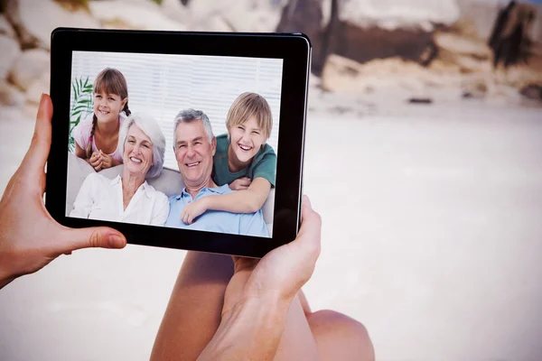 Petits-enfants et grands-parents assis sur le canapé — Photo