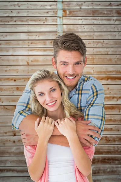 Couple souriant à la caméra — Photo