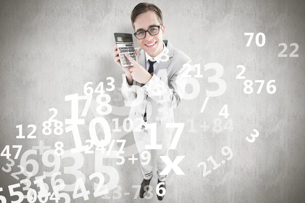 Podivínský usměvavý obchodník zobrazeno kalkulačka — Stock fotografie