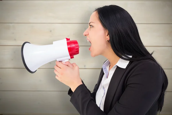 Mujer de negocios bonita gritando con megáfono — Foto de Stock