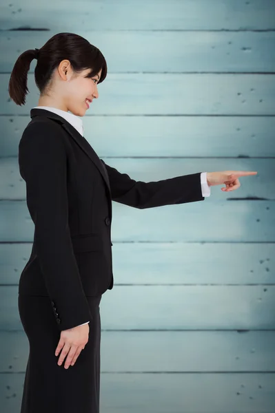 Mujer de negocios sonriente señalando —  Fotos de Stock